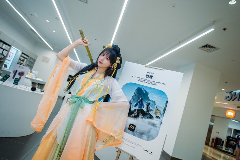 主播诺诺扮演穆念慈，身穿红衣，手持长剑，英姿飒爽