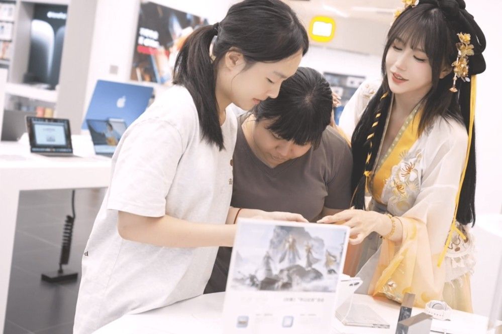 游戏画面展示华山论剑场景，五位绝世高手对决，气势恢宏