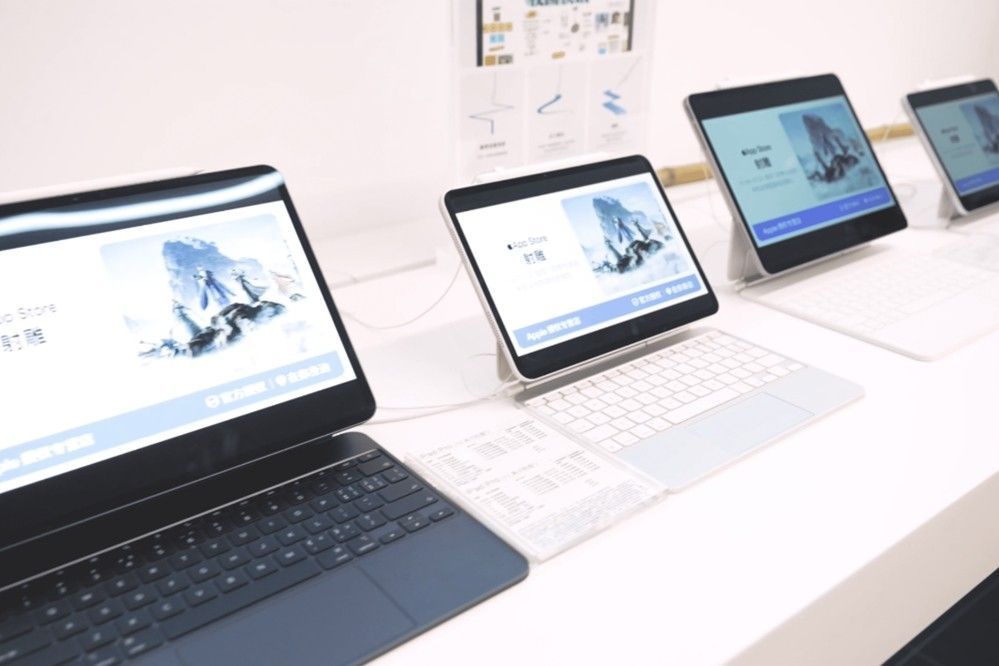 玩家在 Apple 门店体验《射雕》游戏，沉浸于武侠世界中，神情专注