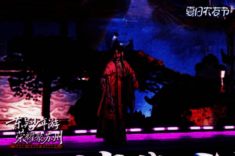 活动现场布置成王者风格，孙尚香coser与观众互动，背景为苏州地标建筑投影