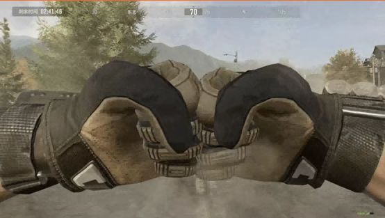 罗尔夫在战斗间隙露出自信笑容，背景为硝烟弥漫的战场