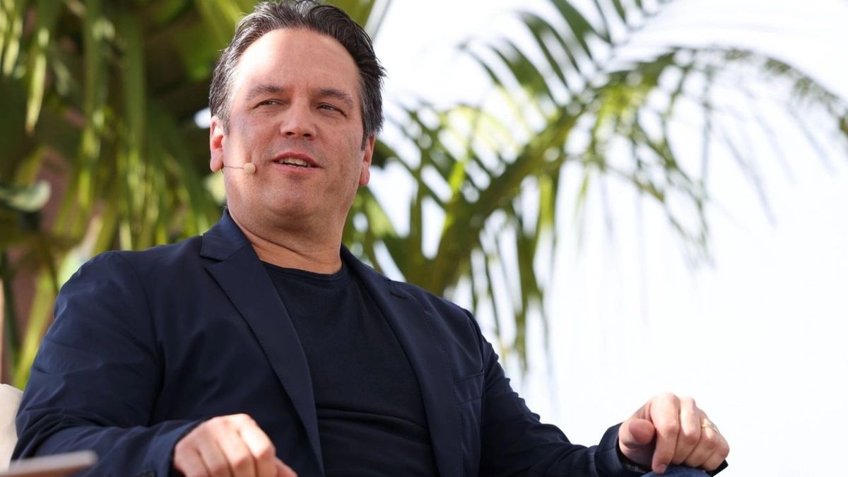 微软Xbox负责人菲尔·斯宾塞正在使用手柄专注玩游戏的照片