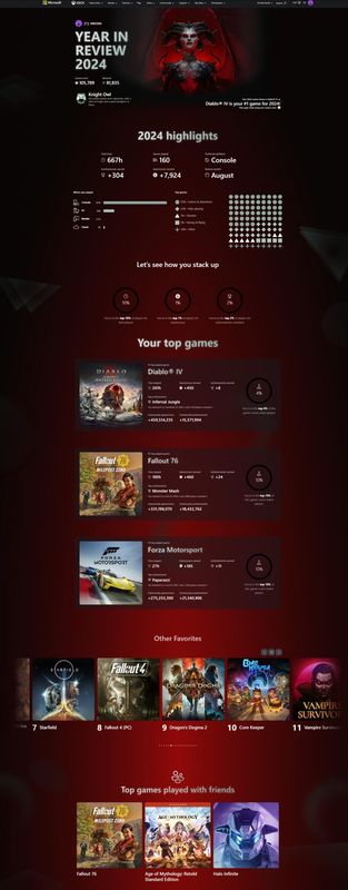 斯宾塞手持Xbox手柄坐在沙发上微笑的画面，背景为多款热门游戏封面墙