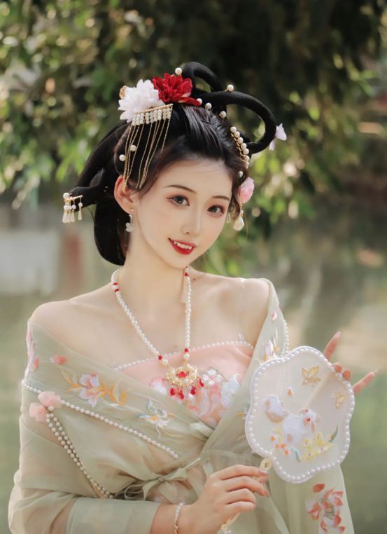 主播诺诺正在直播《射雕》游戏画面，弹幕滚动显示观众互动热情高涨