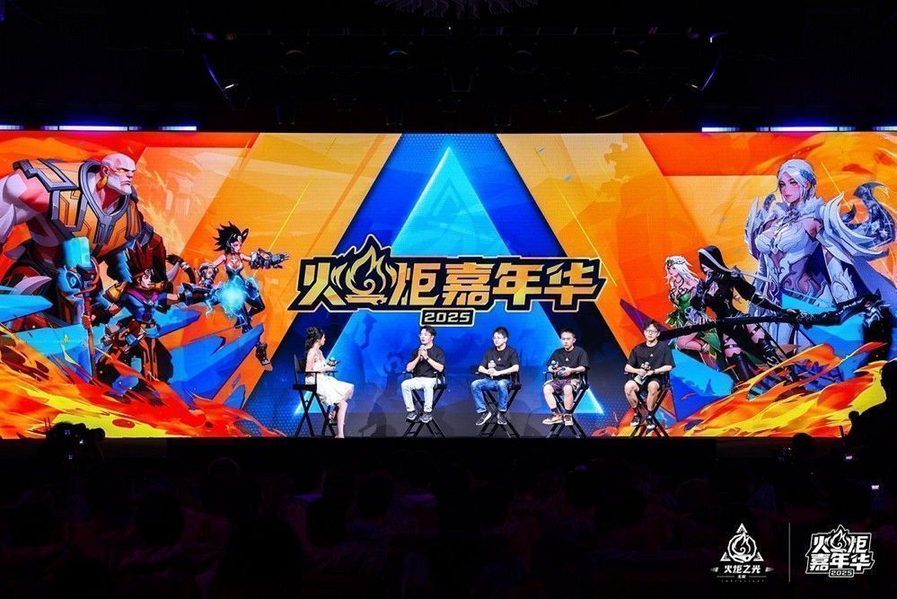 玩家们围坐用餐，桌上摆满美食与火炬主题装饰，氛围温馨欢乐