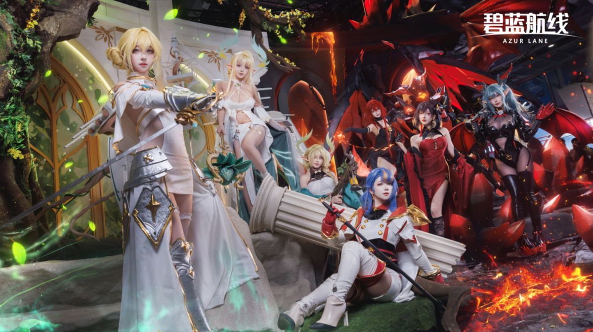 多位角色Coser集体合影，背景为《碧蓝航线》展台标志性双色分区设计