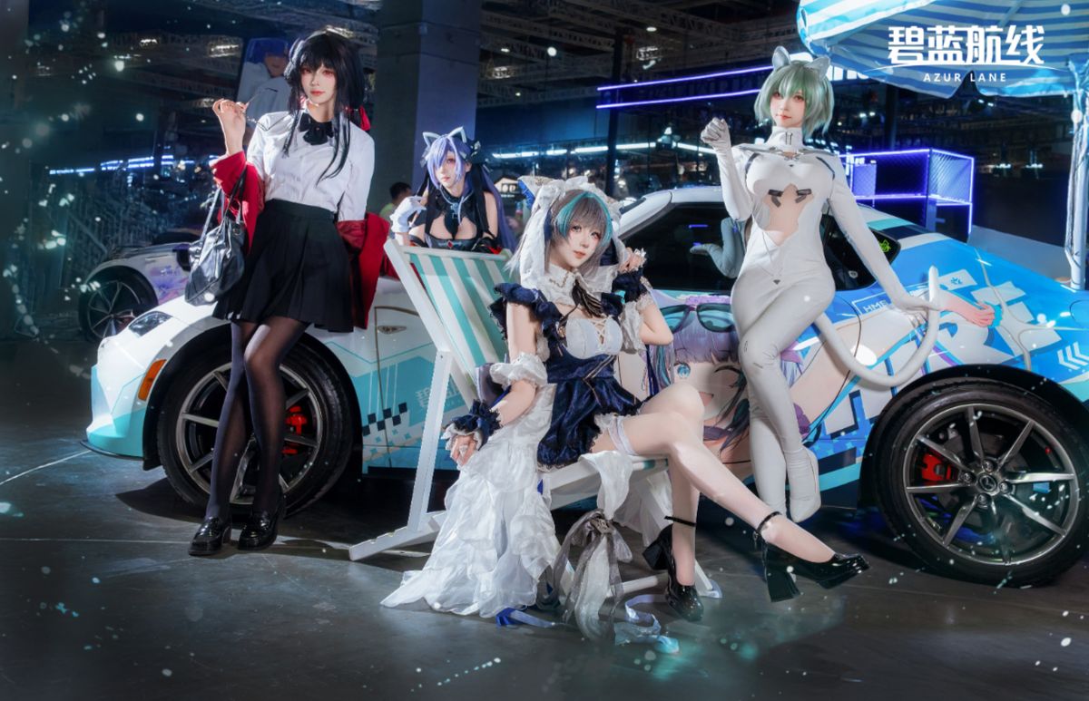 玩家同人摊位一字排开，桌上摆放大量《碧蓝航线》原创画作和周边