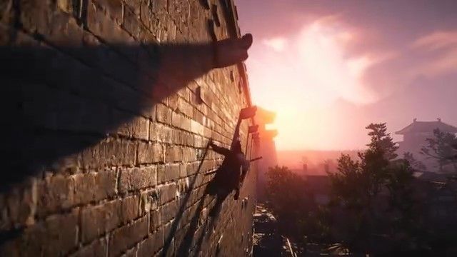 夜间战斗场景，火把照明下敌人包围主角，紧张氛围拉满