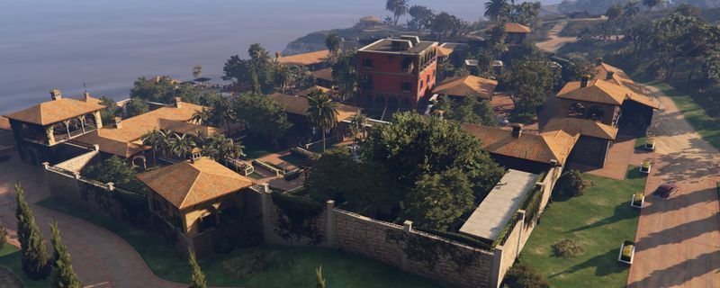 GTAOL佩里科夫岛任务场景截图，显示玩家在悬崖边潜水侦查排水管道入口，远处可见豪宅与武装守卫