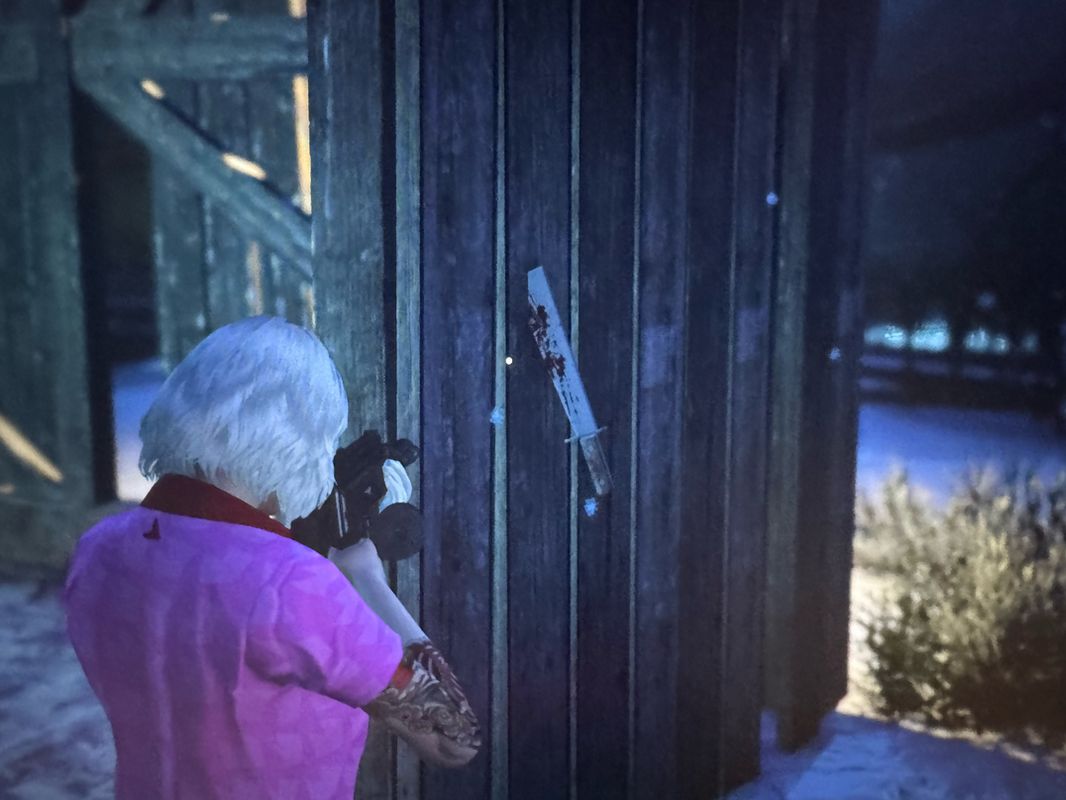 线索三物品特写，一张泛黄照片显示杀人狂背影