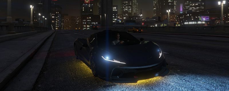 GTAOL角色在空旷地带绕圈奔跑刷体力的界面截图，屏幕右下角显示属性增长提示