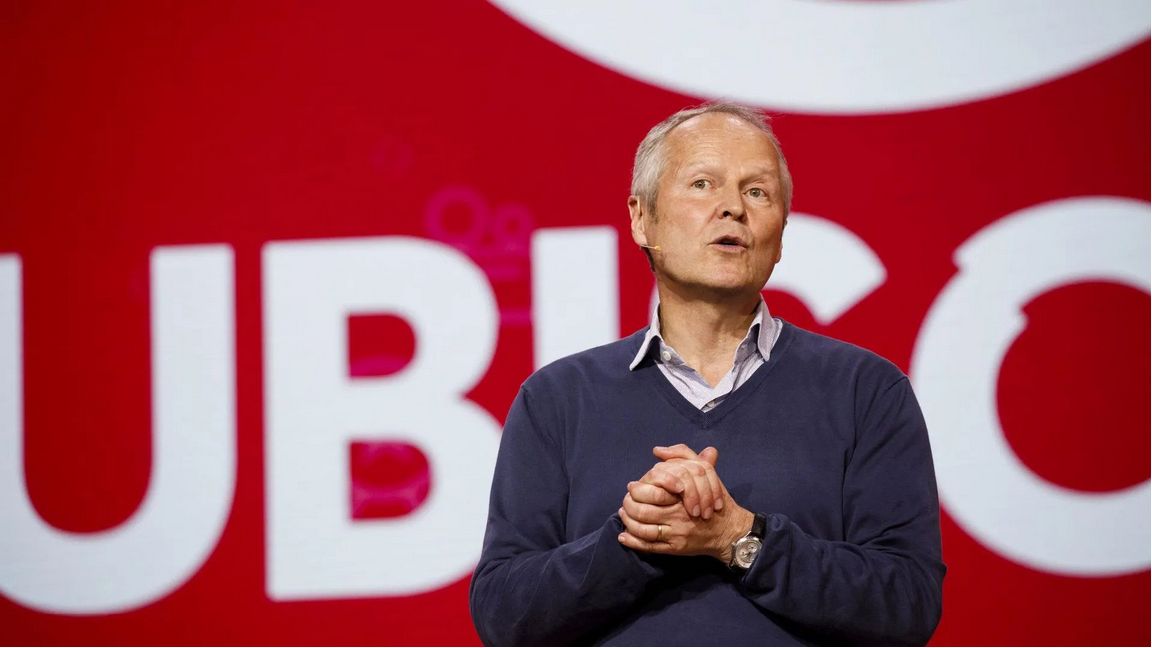 腾讯总部大楼夜景，灯光璀璨，象征其在全球游戏行业的强大影响力