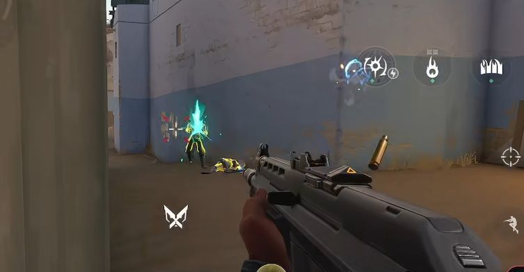 不同枪械对比图，包括狙击枪、冲锋枪、步枪等，标注适用场景和伤害数值