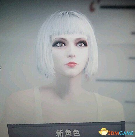 GTA5中一位金发碧眼的女性角色正面特写，五官精致立体，眼神灵动逼真