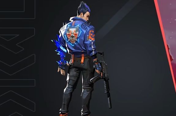 技能演示界面，夜露站在中央，右侧出现一个半透明的镜像分身，背景为幽蓝光效扩散