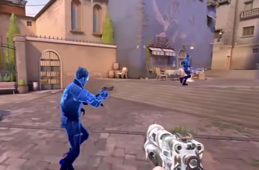 战斗场景截图，夜露从空中传送而下，手中武器已对准倒地敌人，背景有闪光残留