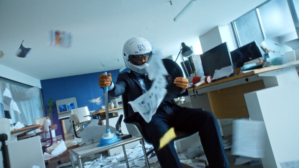 游戏画面与现实场景交错呈现，展现玩家在不同游戏世界中冒险的精彩瞬间