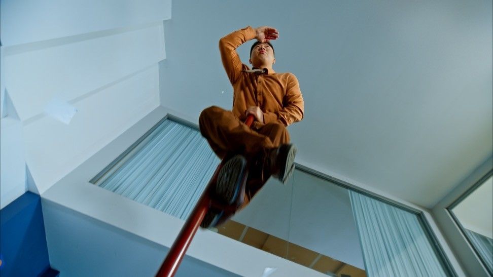 DualSense手柄特写，灯光随音乐节奏闪烁，象征游戏与音乐的融合