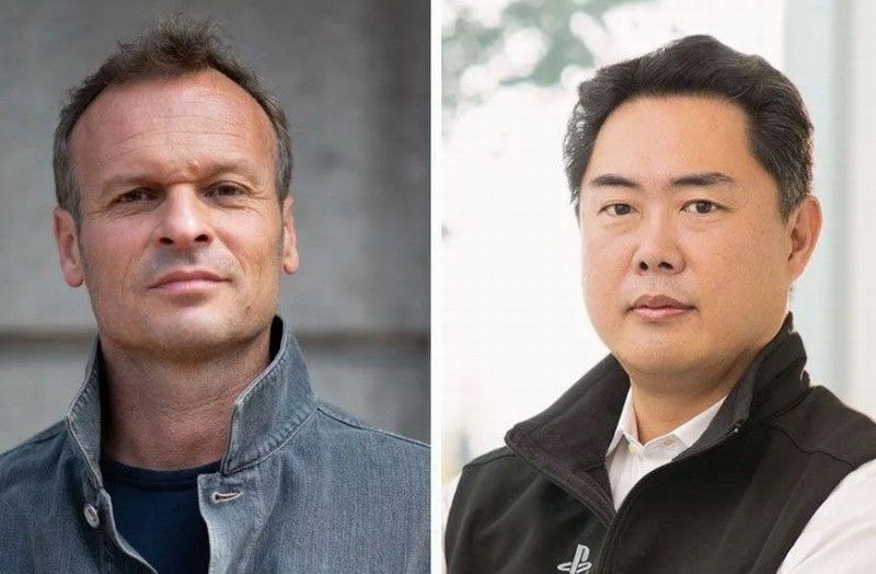 索尼联合CEO赫尔门·赫尔斯特与西野秀明接受采访画面，背景为PlayStation标志