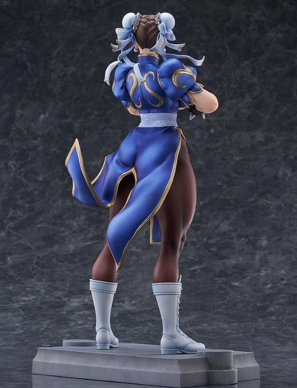 手办腿部特写，肌肉线条清晰，展现力量与美感