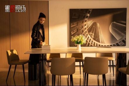 游戏中的异域小镇外景，夜色笼罩，灯笼摇曳，充满神秘与不安的氛围