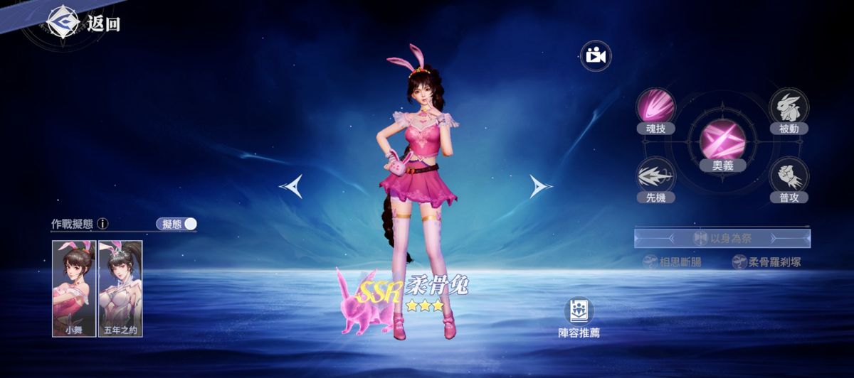 昊天锤魂师释放大招的瞬间，金色巨锤从天而降，砸向地面引发强烈冲击波，敌人被震飞