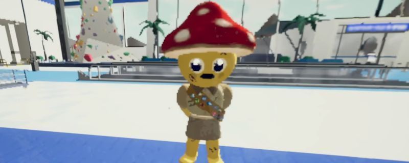 《PEAK》游戏中一名角色独自站在高处悬崖边，远处队友身影微小，画面中央浮现一名身穿军装的教官NPC，背景带有警示光效