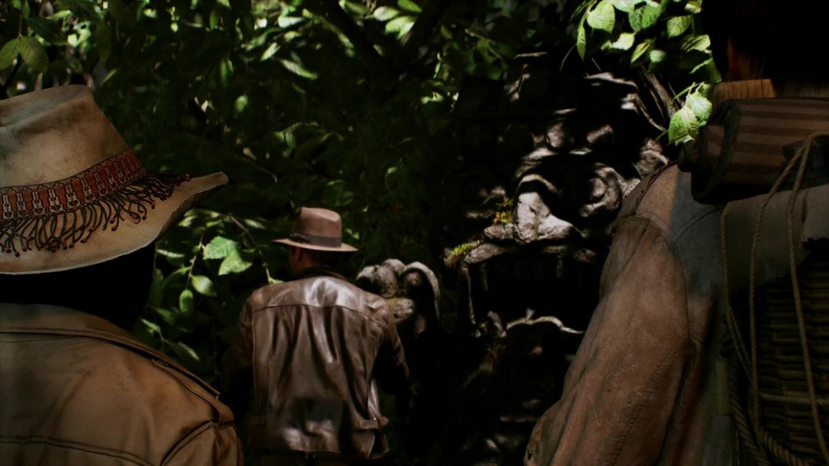 琼斯博士站在巨大石门前，手中火炬照亮古老铭文，背景深邃神秘