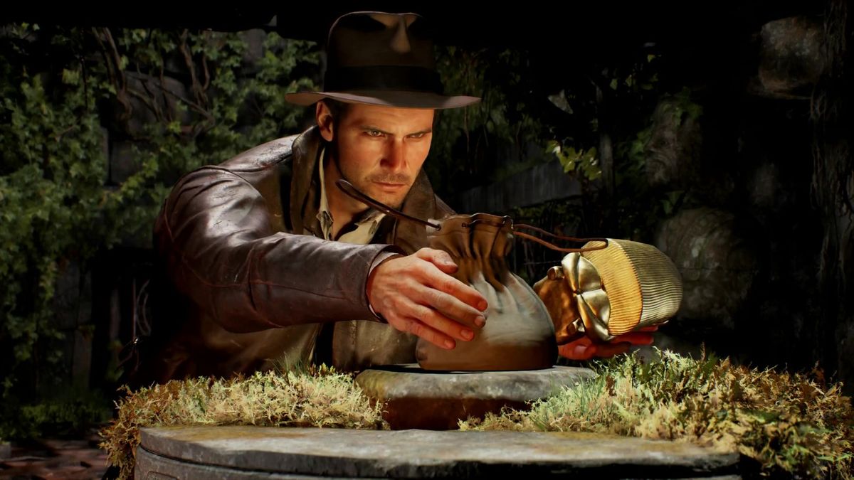 琼斯博士与同伴在密道中前行，手电照亮前方狭窄通道