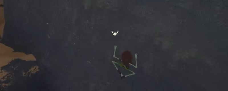 《PEAK》游戏中骷髅怪现身的瞬间，阴森外形搭配昏暗环境，周围风雪弥漫，营造出紧张恐怖的氛围