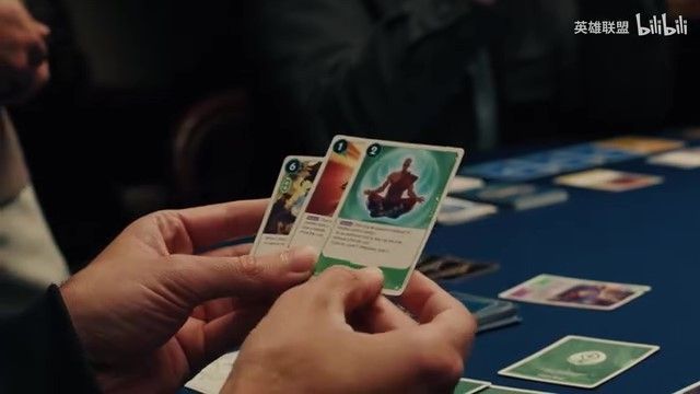 玩家对战实拍概念图，两人专注出牌，桌面布满卡牌与指示物