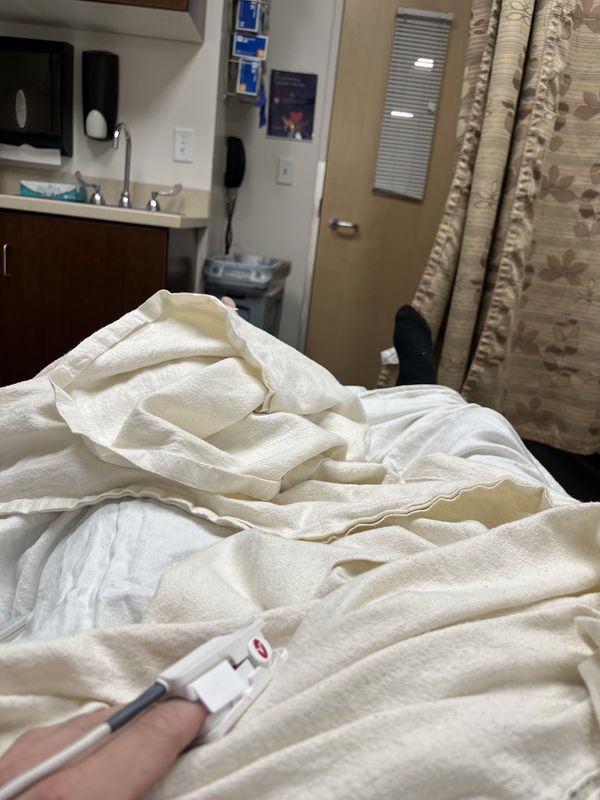 Xbox Series S主机背面有明显刮痕但仍能正常启动