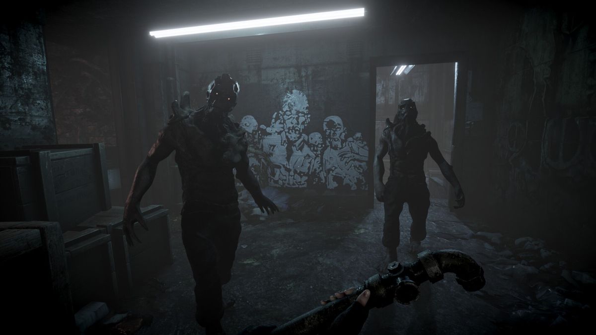 废墟街道上，多个畸形怪物在雾中游荡，天空呈现病态的紫红色