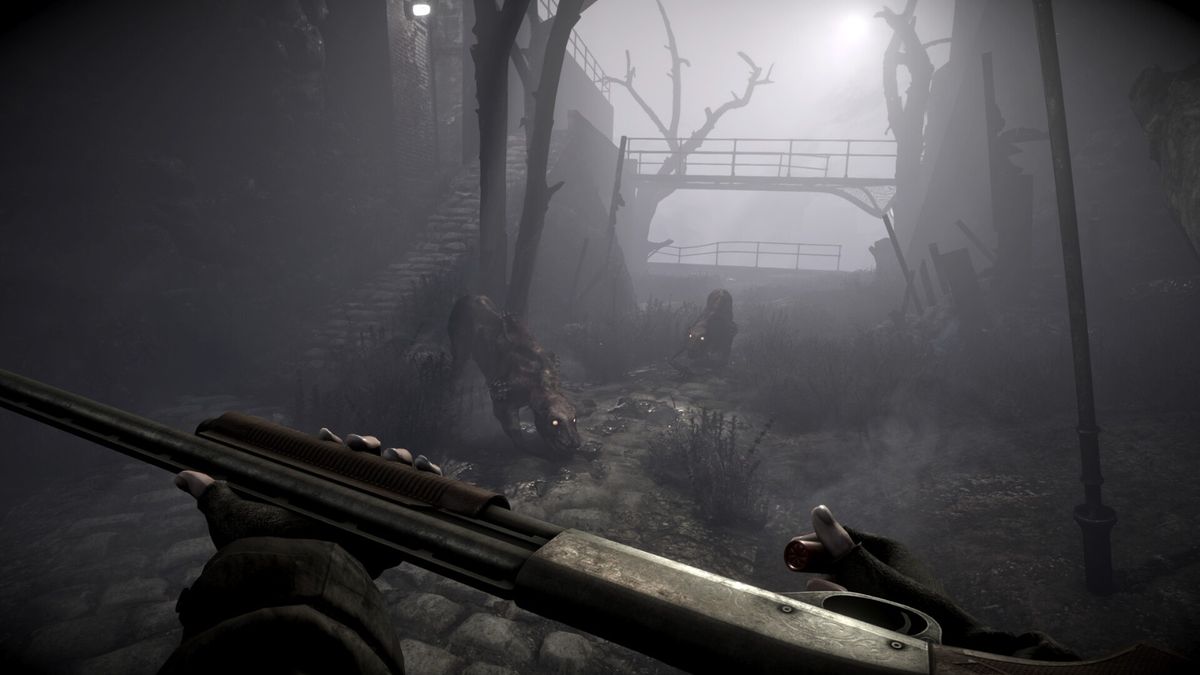 角色手持火焰喷射器对抗一只巨大的肉瘤状生物，周围火花四溅