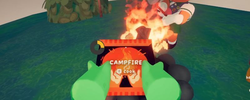 《PEAK》雪山区域场景，玩家手持火把在风雪中前行，周围白雪皑皑，环境荒凉寒冷