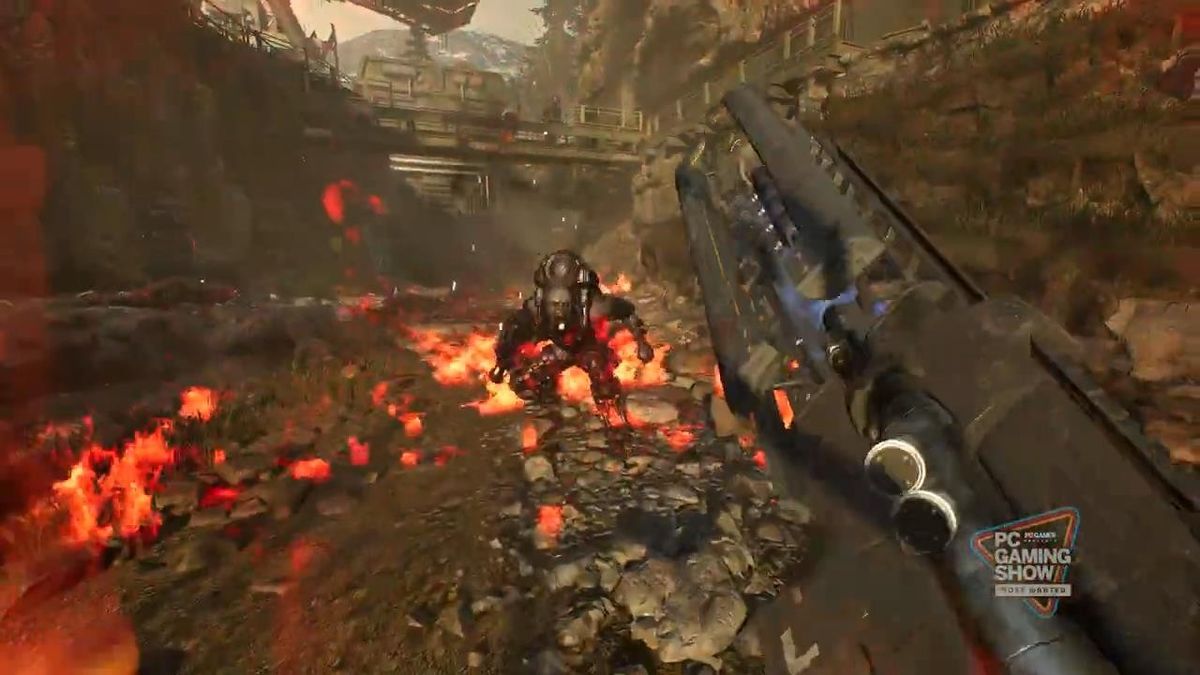 一名Nightfall队员使用电锯近战切割Zeds，鲜血飞溅，场景血腥残酷