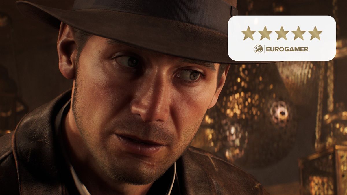 印第安纳·琼斯站在悬崖边眺望古老神庙入口，背后是壮丽的日落景象，画面充满史诗感