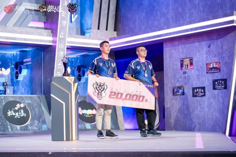 ‘桃花坞’门派选手接受采访时微笑发言，背景为颁奖典礼现场