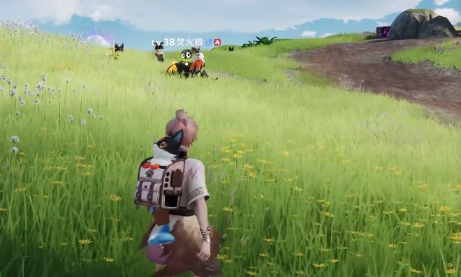 焚火狼在草原上奔跑的场景，周身环绕火焰特效，背景为日落下的狼牙岭