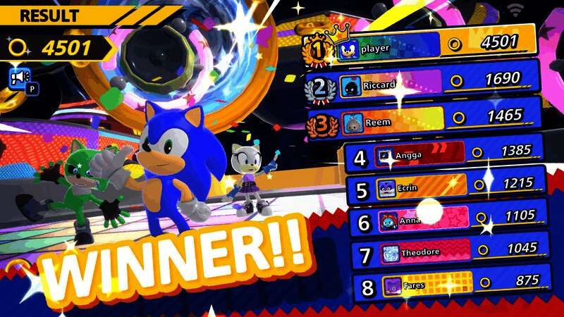 游戏内战斗场景画面，多名角色在旋转齿轮与弹簧机关构成的竞技场中激烈追逐，空中漂浮着大量金环