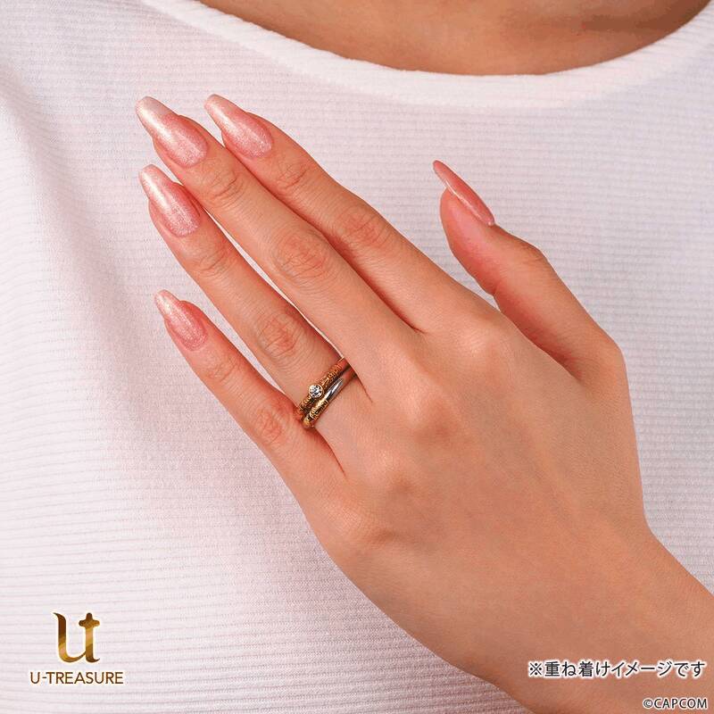 戒指特写镜头，清晰可见中央钻石与周边金属雕刻纹理，设计极具游戏还原感