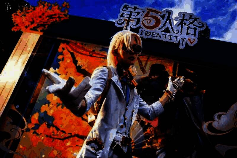 COSER扮演的‘囚徒’与现场玩家互动，神情生动，服装细节精致