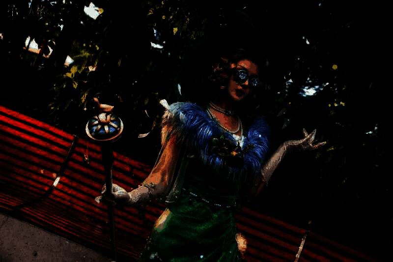 ‘法罗女士’COSER优雅亮相，手持道具，气场十足，周围玩家争相拍照