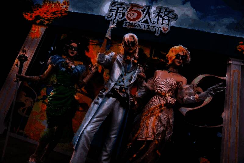 玩家参与‘浓雾推理’互动游戏，现场气氛紧张又欢乐，背景布满庄园风格谜题展板