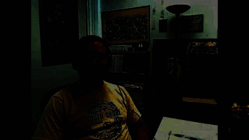 《辐射》风格的避难所内部场景，昏暗灯光下布满老旧设备与神秘符号