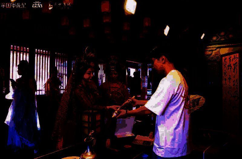 玩家展示集章手册和获得的国风周边，脸上洋溢着喜悦