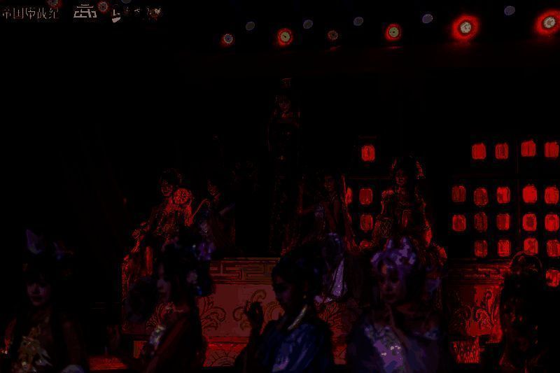 演员在喷泉舞台上演绎唐代乐舞，灯光与水幕交相辉映