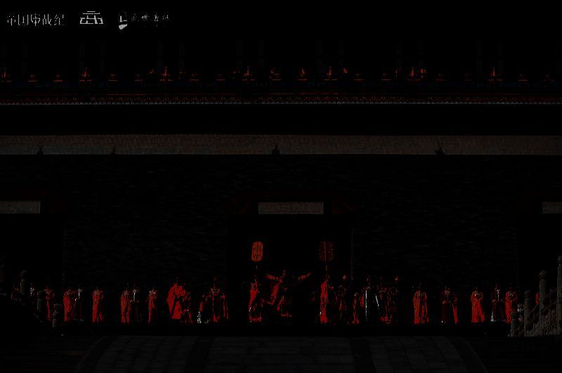 胡姬舞者身着异域服饰在街头表演热情舞蹈，游客围观点赞