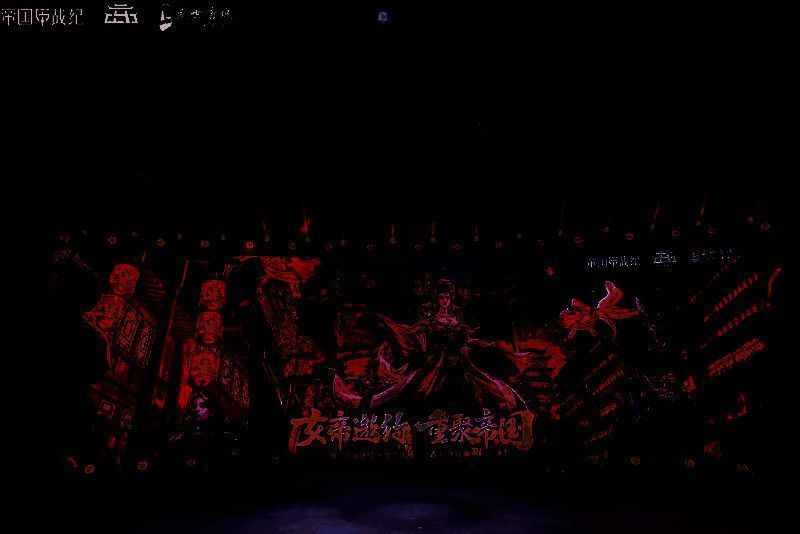 玩家见面会现场，策划团队与玩家围坐交流，气氛热烈