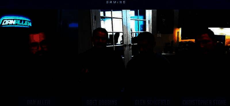 三位《死亡空间》系列核心开发者合影，神情严肃，背景为游戏标志性太空场景与 Necromorph怪物剪影